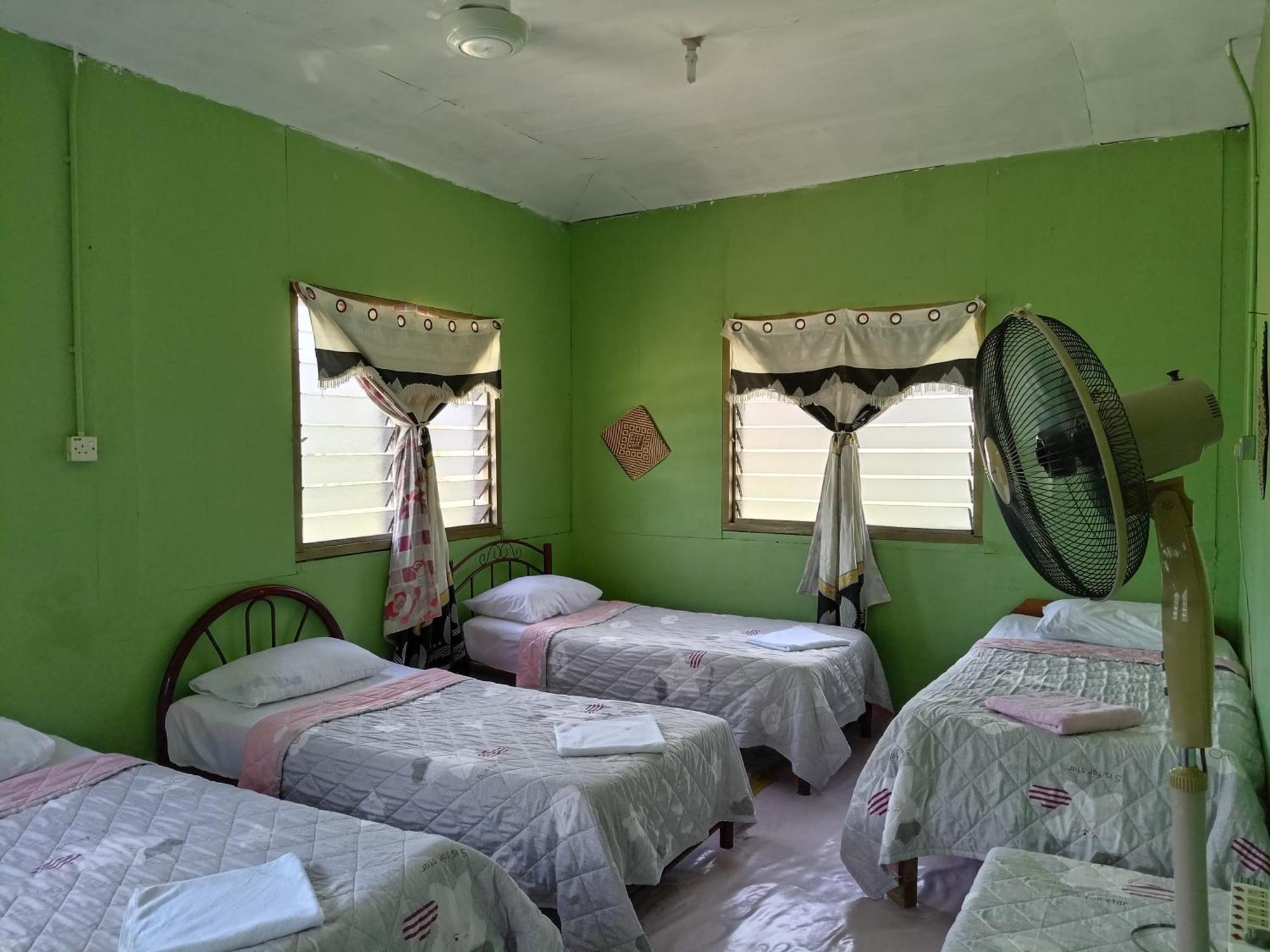 Mulu D Cave Homestay Экстерьер фото
